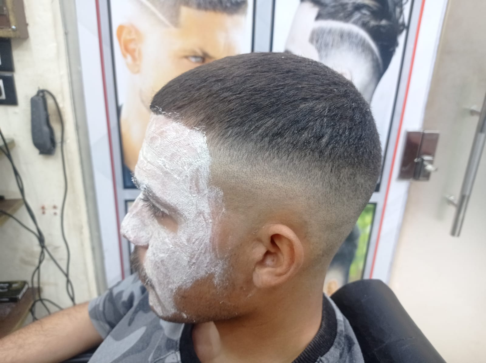 صورة الحلاق