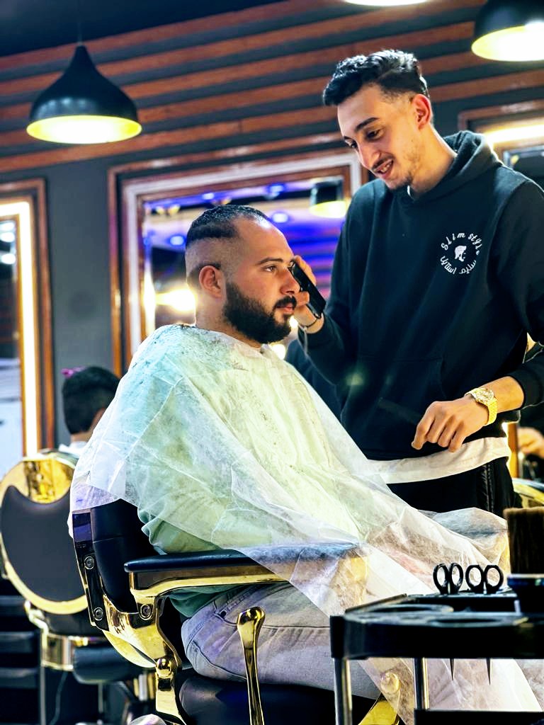 صورة الحلاق